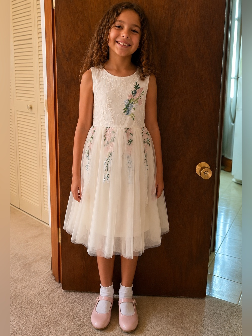 Girls White Floral Embroidered Tulle Dress size 8. (130)